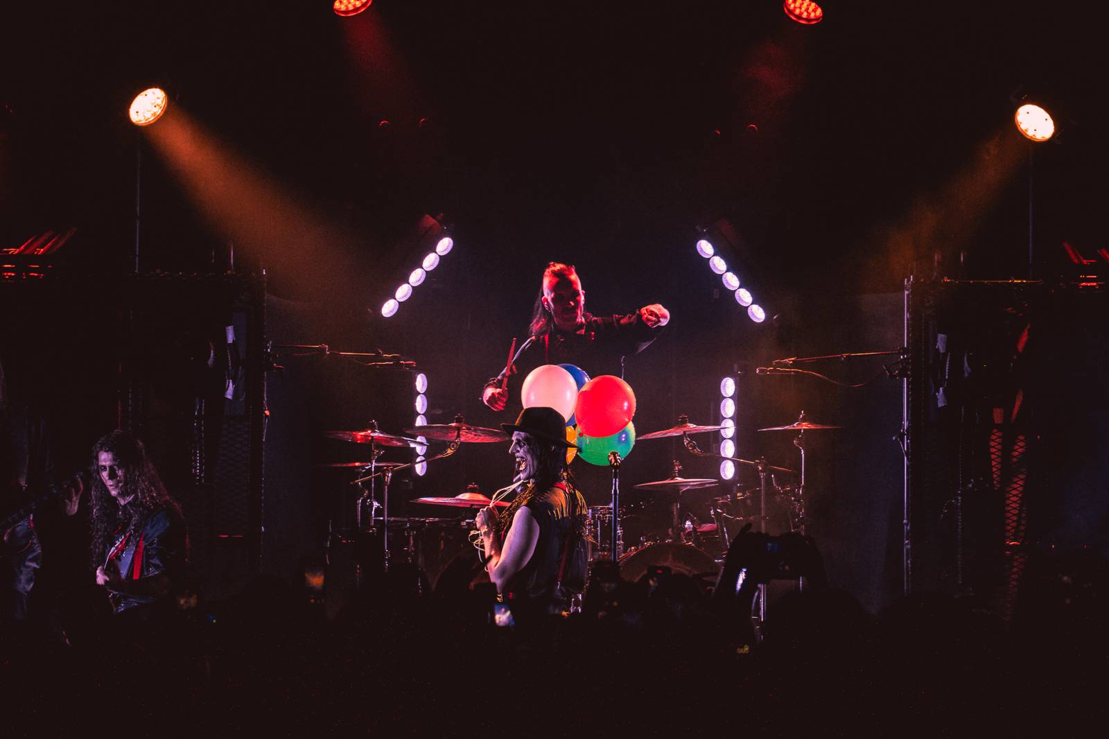 Avatar přivezl do Prahy svůj metalový cirkus, zpěvák vyráběl zvířátka z balónků