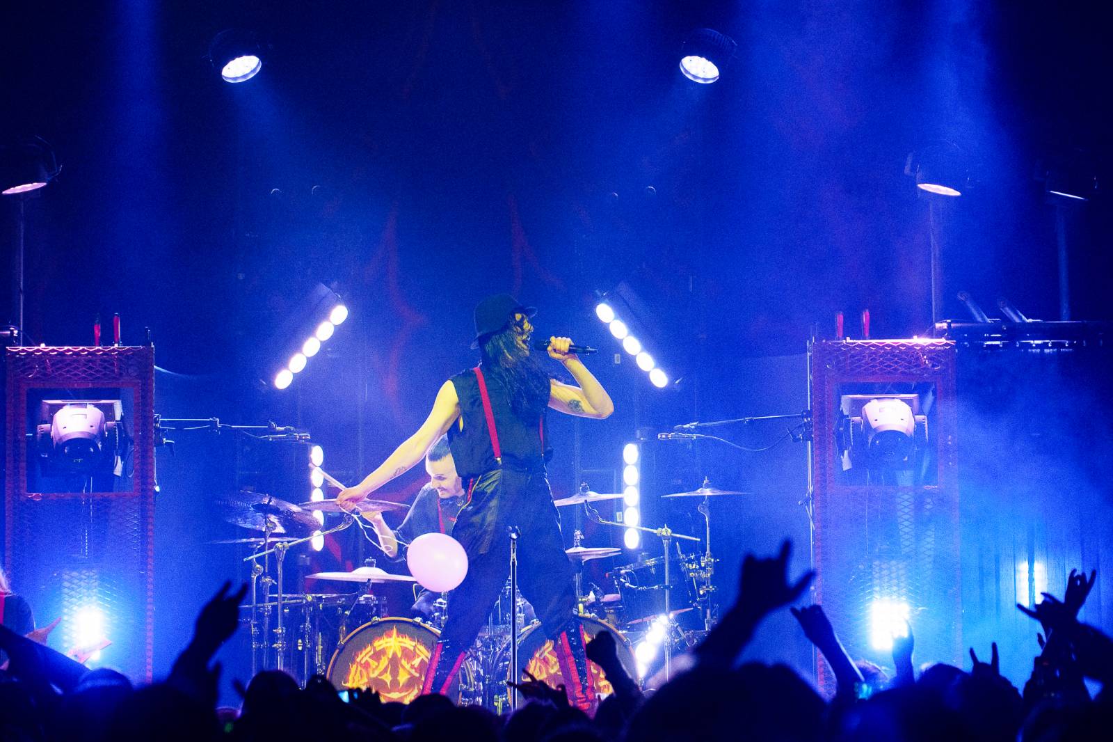 Avatar přivezl do Prahy svůj metalový cirkus, zpěvák vyráběl zvířátka z balónků