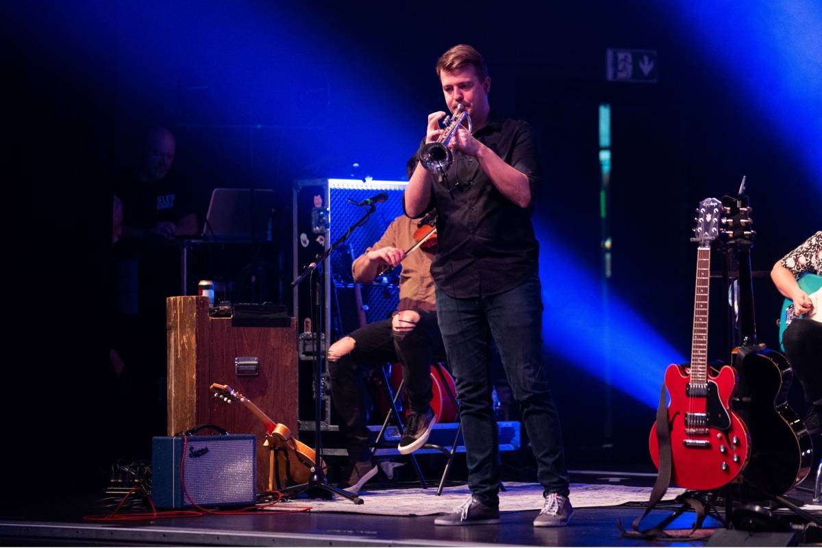 Jelen slavil v Brně deset let na scéně, fanoušky bavil svými historkami