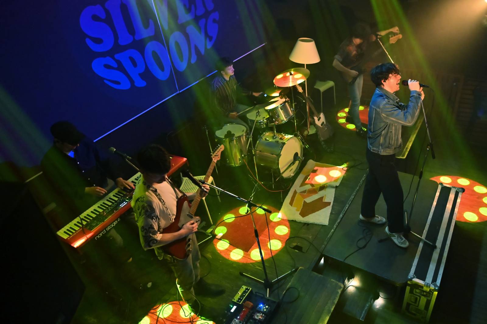 The Silver Spoons odstartovali v Plzni turné, klávesákovi blahopřáli k narozeninám