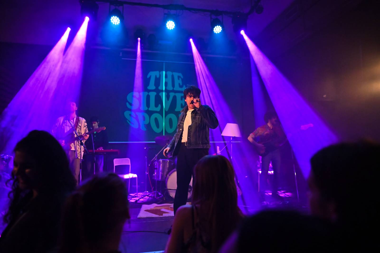 The Silver Spoons odstartovali v Plzni turné, klávesákovi blahopřáli k narozeninám