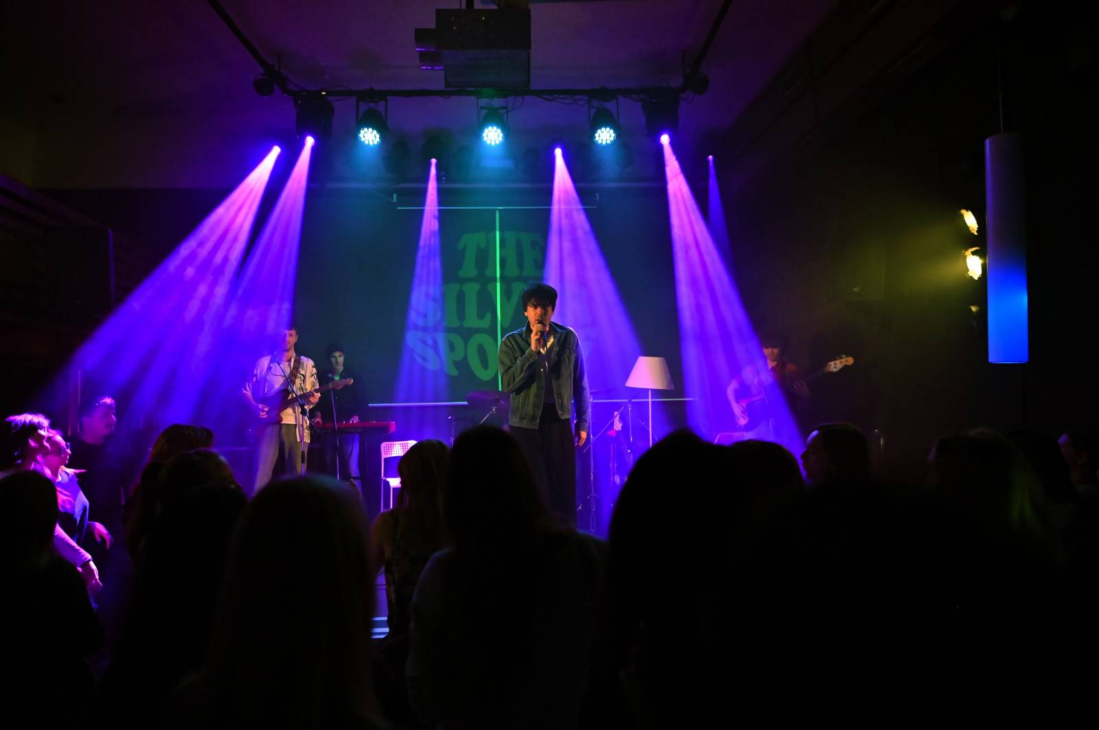 The Silver Spoons odstartovali v Plzni turné, klávesákovi blahopřáli k narozeninám