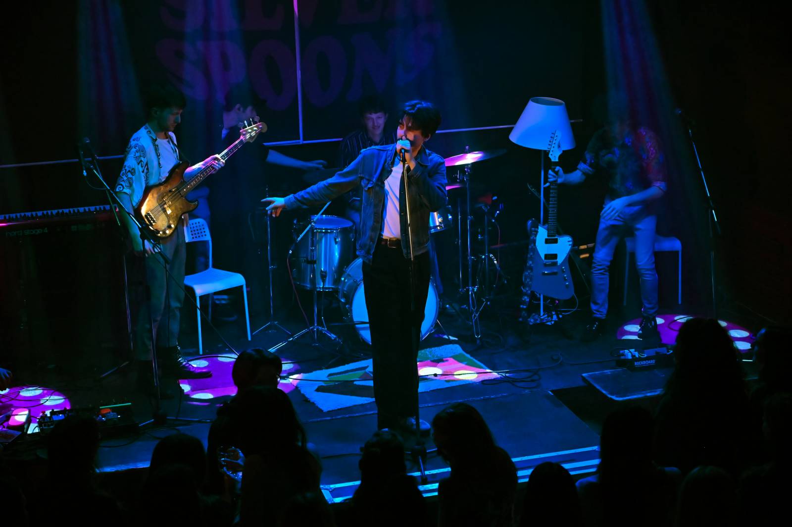 The Silver Spoons odstartovali v Plzni turné, klávesákovi blahopřáli k narozeninám