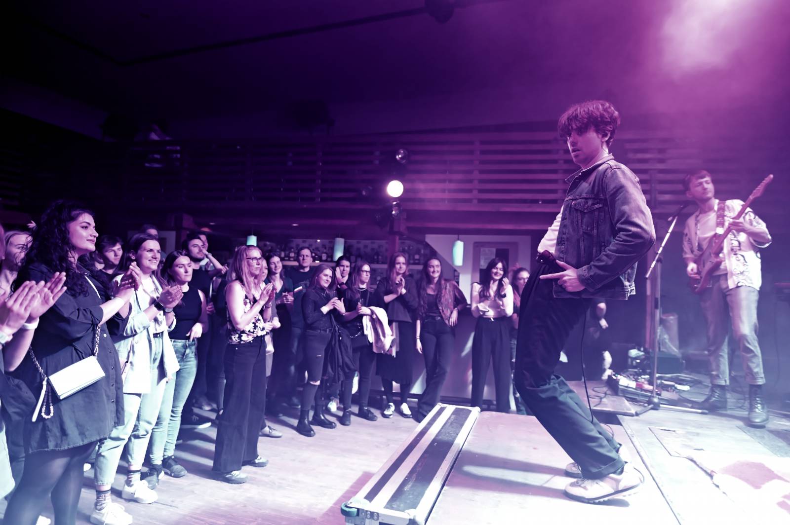 The Silver Spoons odstartovali v Plzni turné, klávesákovi blahopřáli k narozeninám