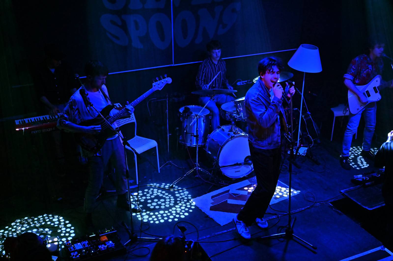 The Silver Spoons odstartovali v Plzni turné, klávesákovi blahopřáli k narozeninám