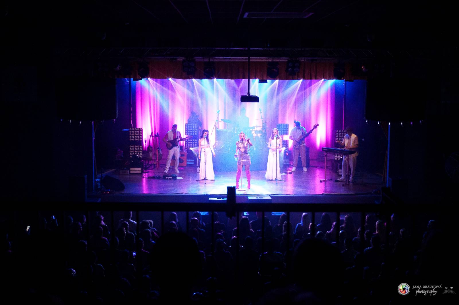 Plzeň zaplavila růžová. Tereza Mašková zvedla Šeříkovku ze židlí