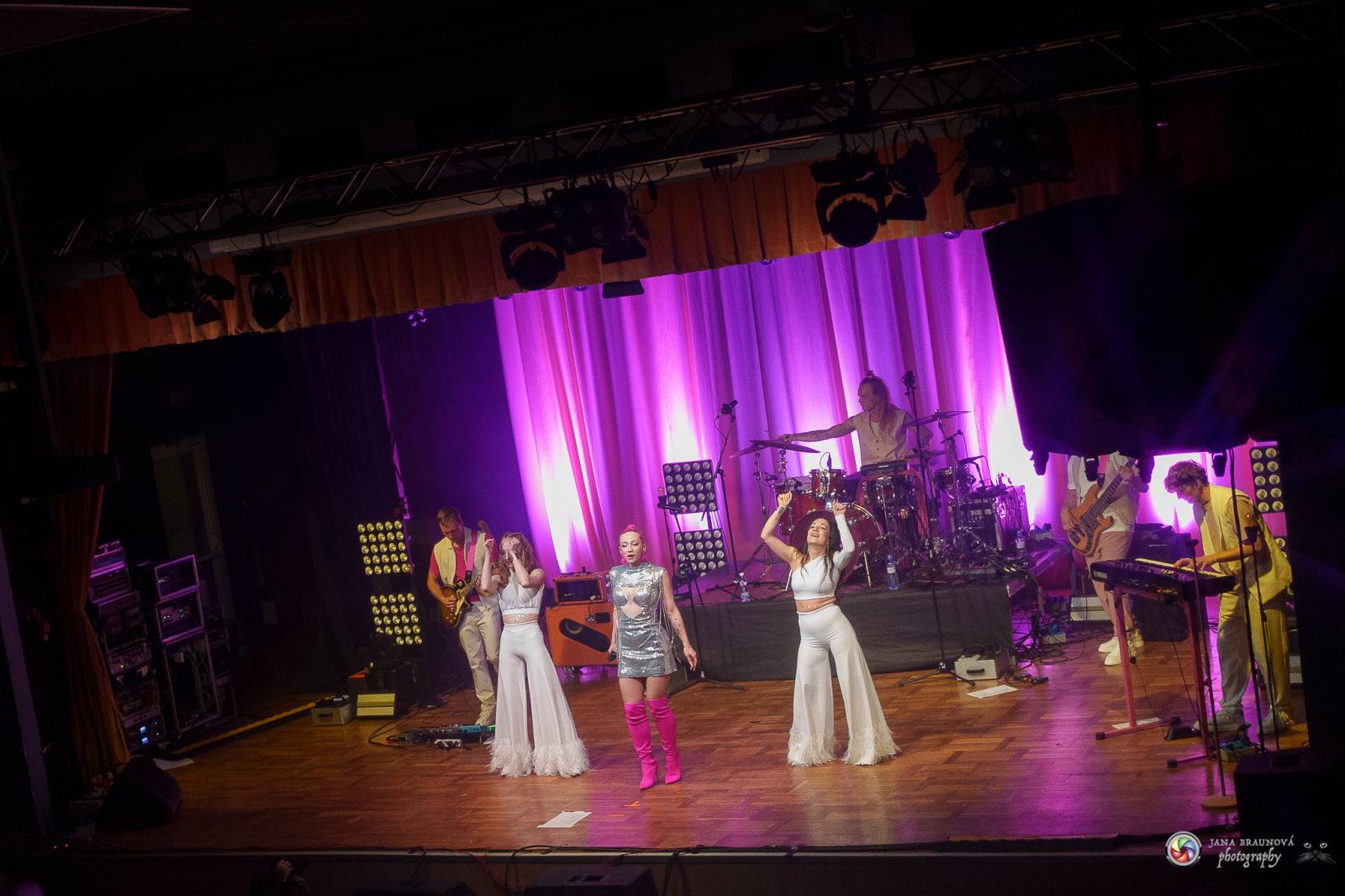 Plzeň zaplavila růžová. Tereza Mašková zvedla Šeříkovku ze židlí