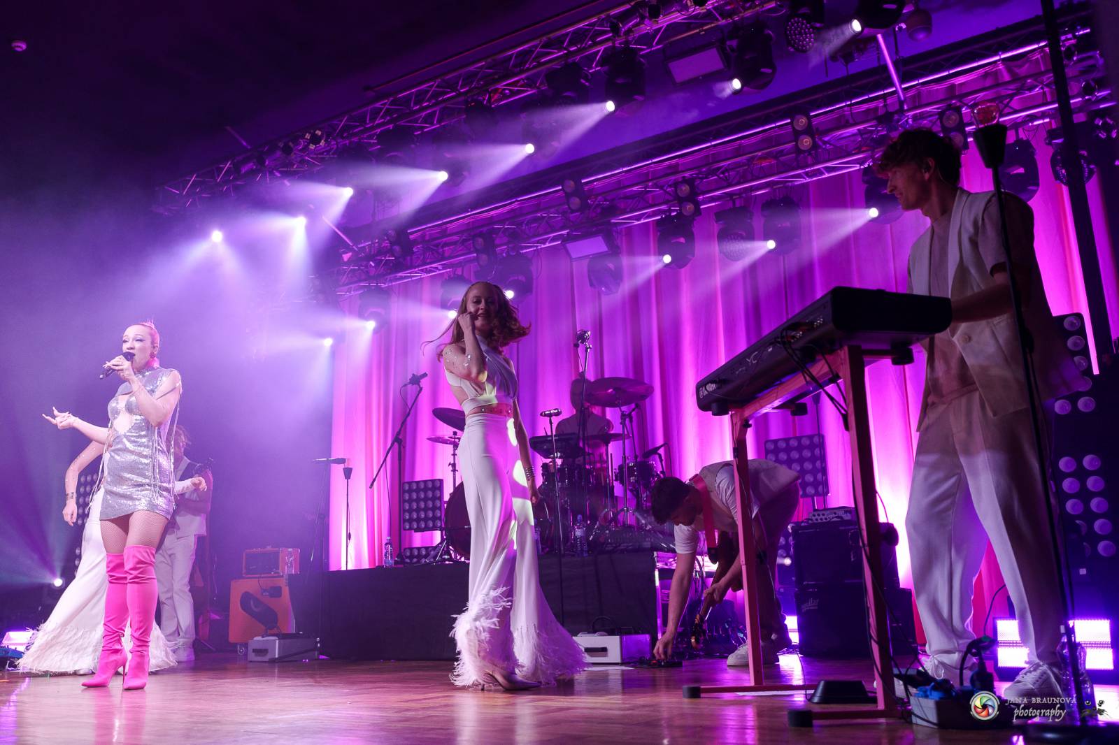 Plzeň zaplavila růžová. Tereza Mašková zvedla Šeříkovku ze židlí