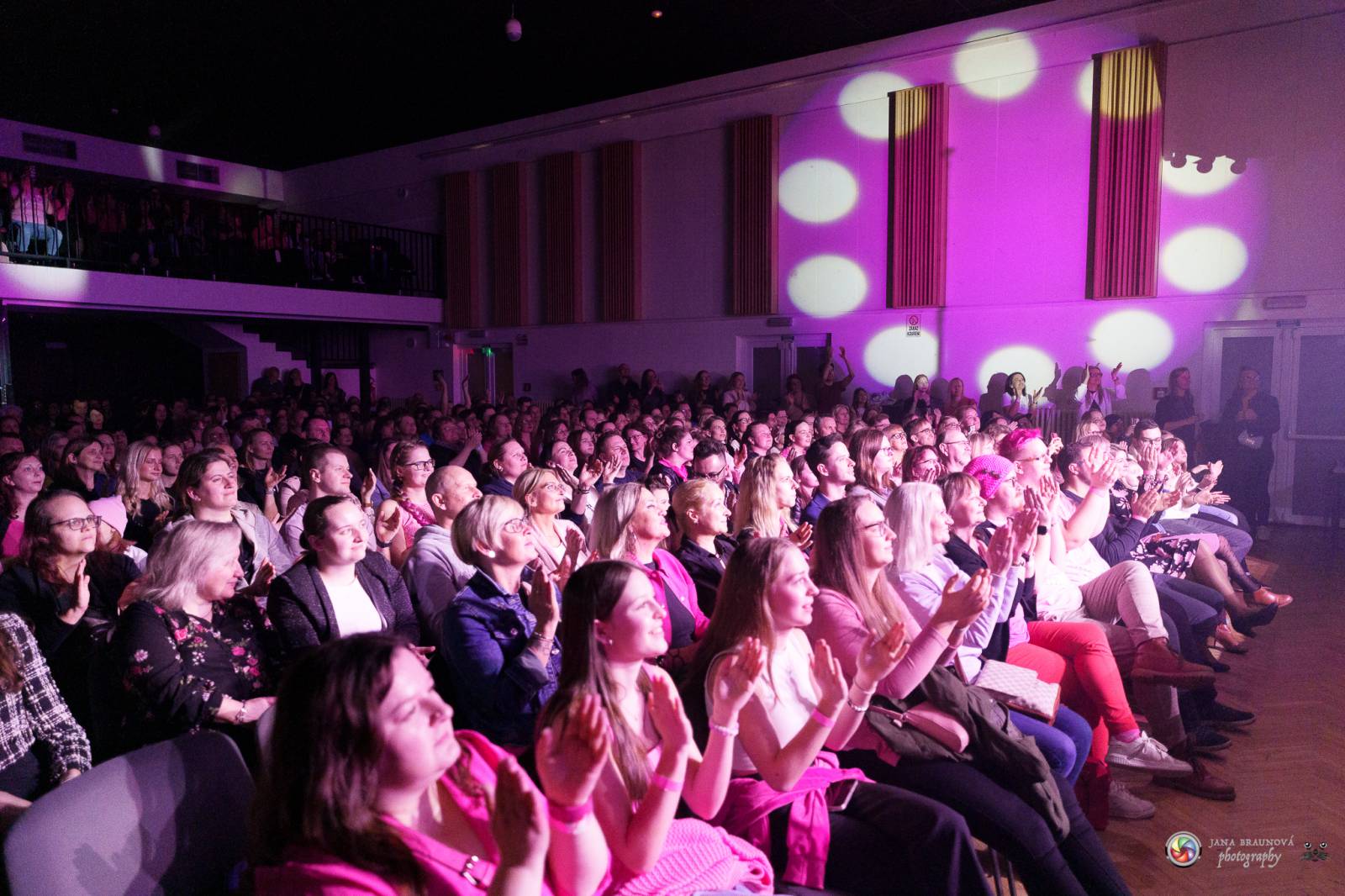 Plzeň zaplavila růžová. Tereza Mašková zvedla Šeříkovku ze židlí