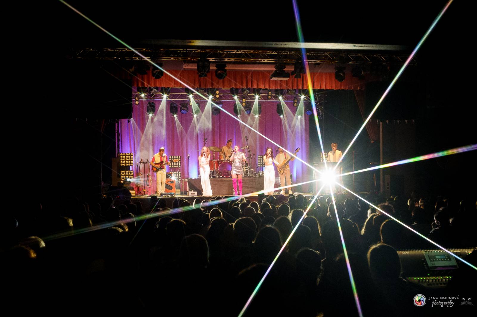 Plzeň zaplavila růžová. Tereza Mašková zvedla Šeříkovku ze židlí