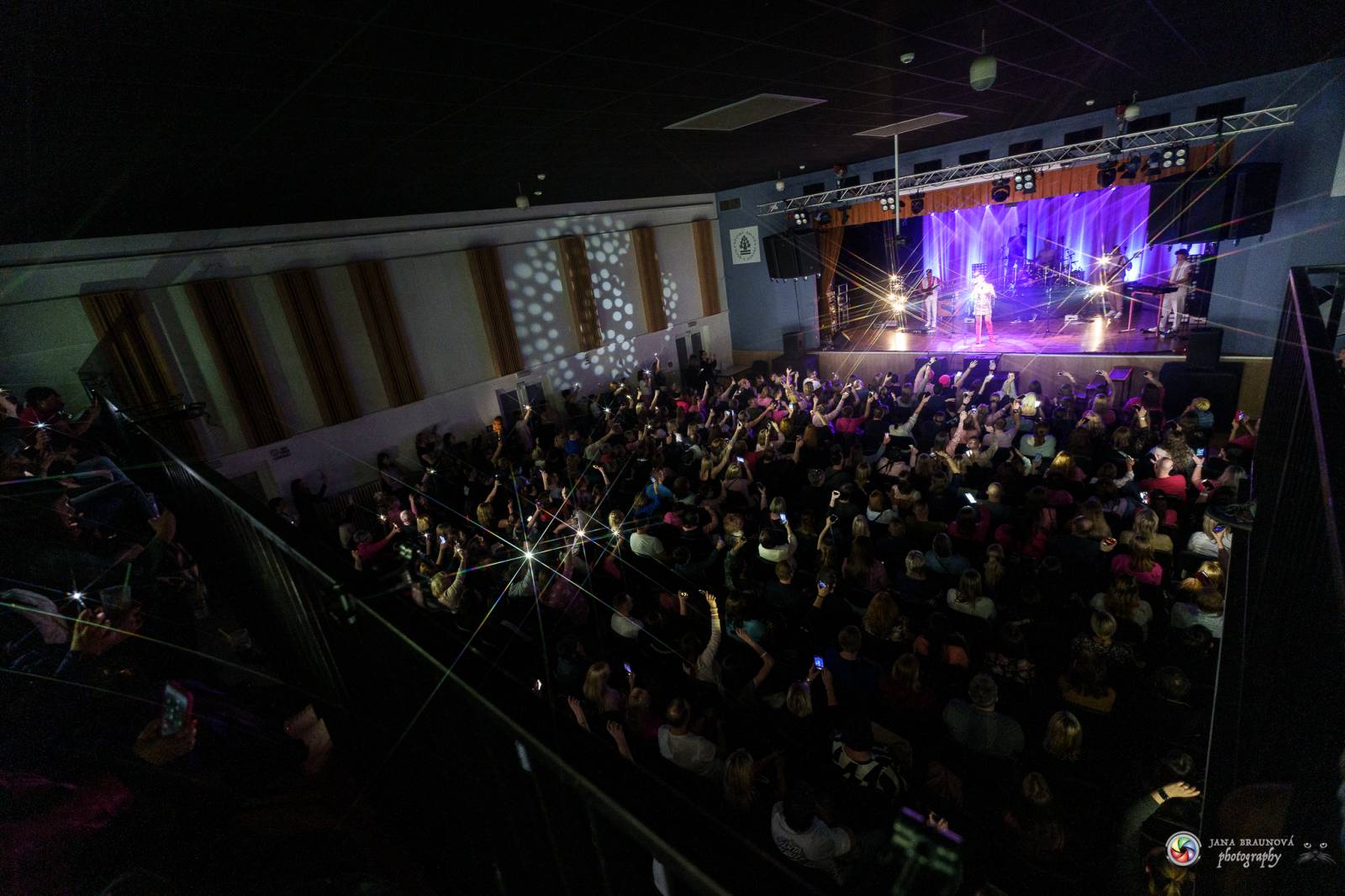 Plzeň zaplavila růžová. Tereza Mašková zvedla Šeříkovku ze židlí