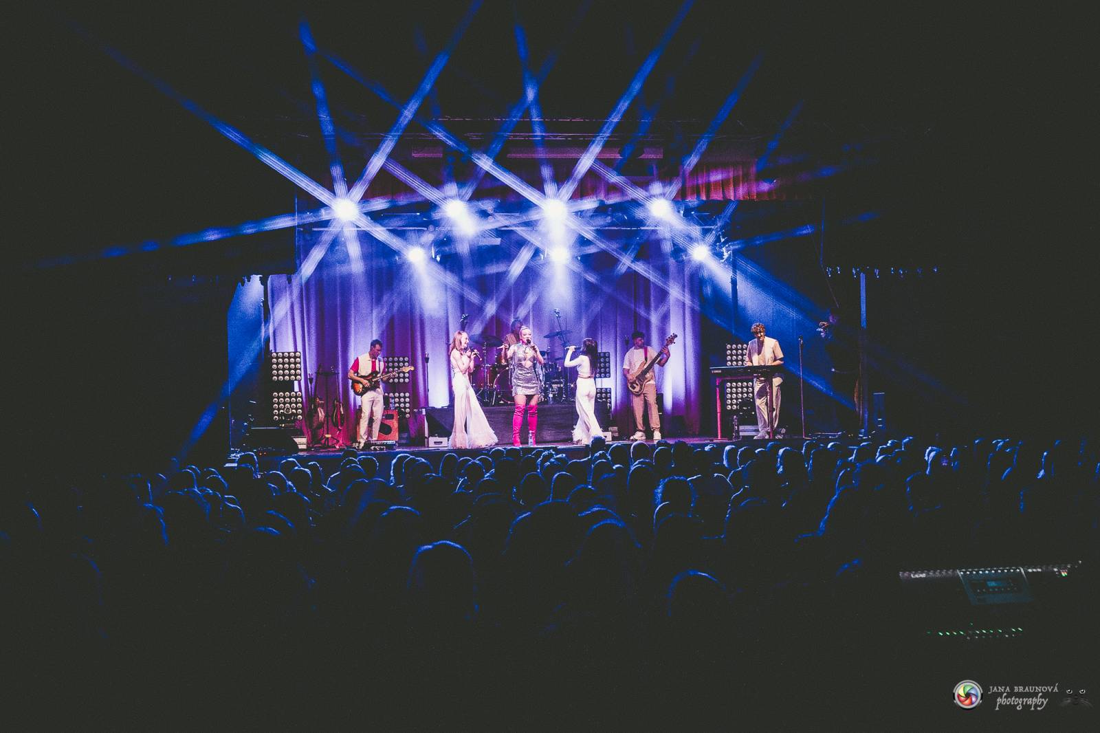 Plzeň zaplavila růžová. Tereza Mašková zvedla Šeříkovku ze židlí