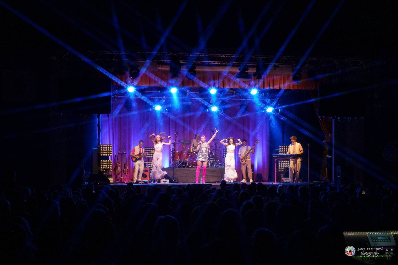 Plzeň zaplavila růžová. Tereza Mašková zvedla Šeříkovku ze židlí