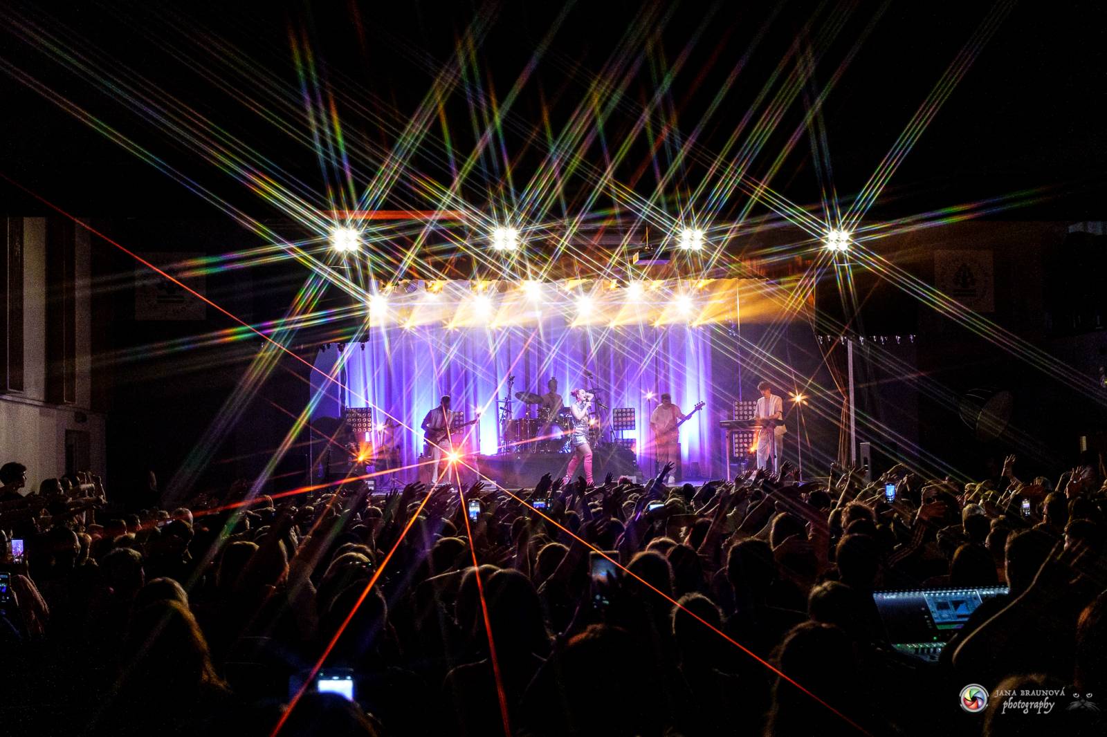 Plzeň zaplavila růžová. Tereza Mašková zvedla Šeříkovku ze židlí