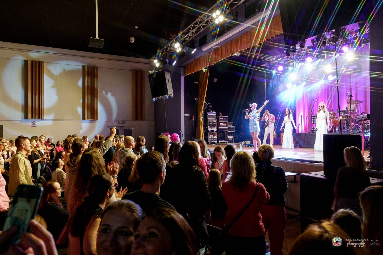 Plzeň zaplavila růžová. Tereza Mašková zvedla Šeříkovku ze židlí