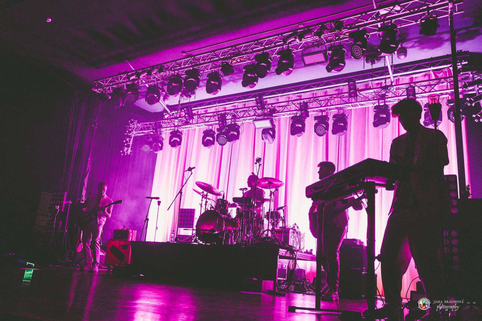 Plzeň zaplavila růžová. Tereza Mašková zvedla Šeříkovku ze židlí