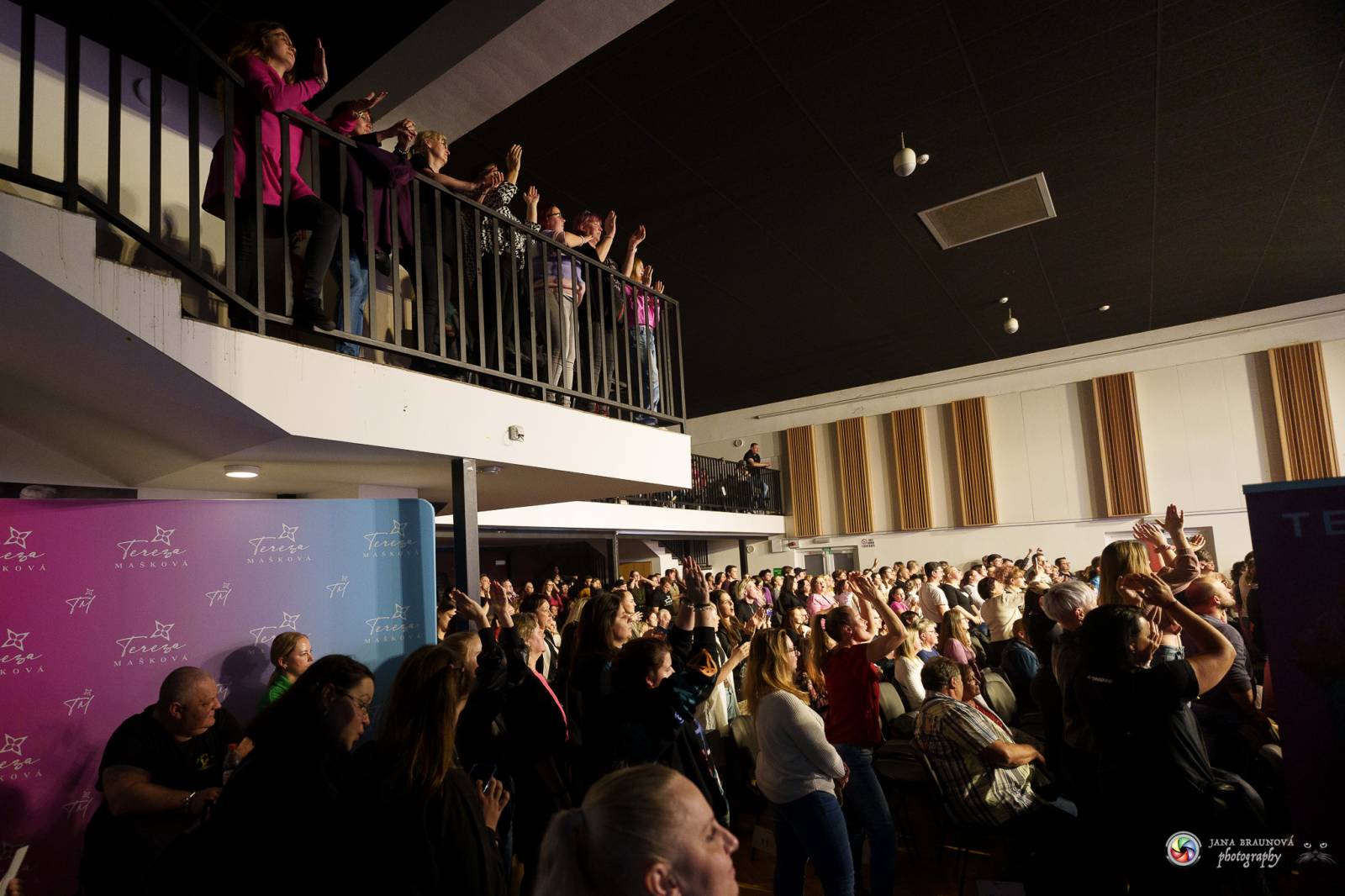 Plzeň zaplavila růžová. Tereza Mašková zvedla Šeříkovku ze židlí