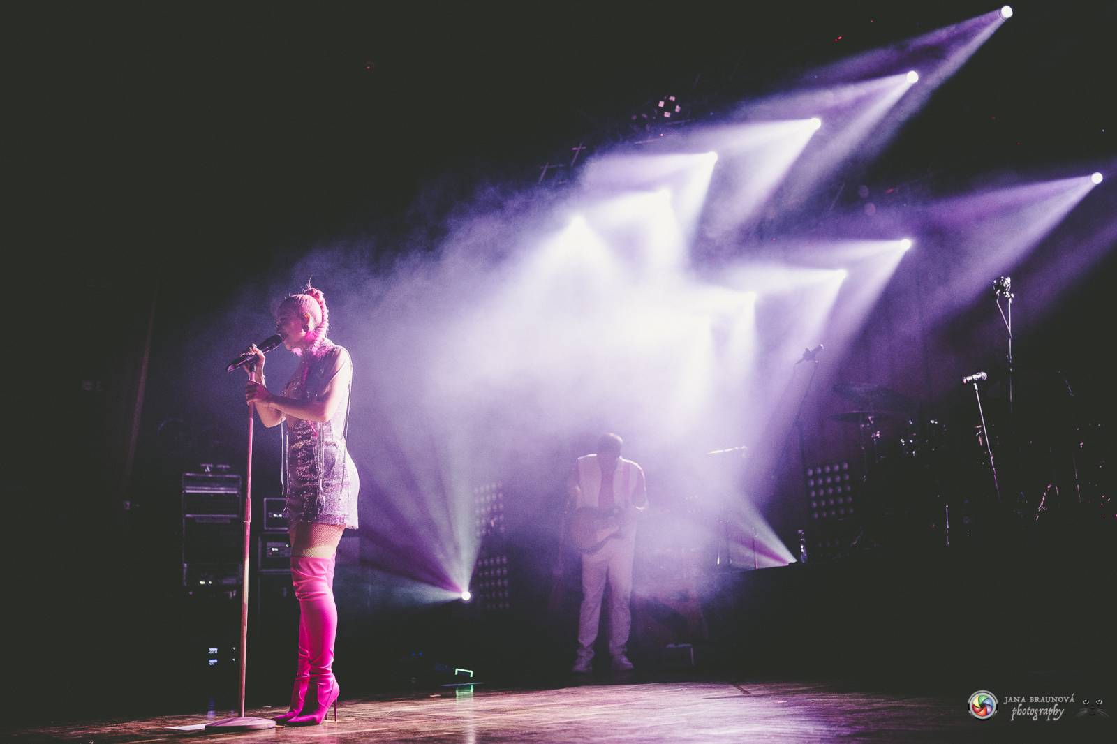 Plzeň zaplavila růžová. Tereza Mašková zvedla Šeříkovku ze židlí