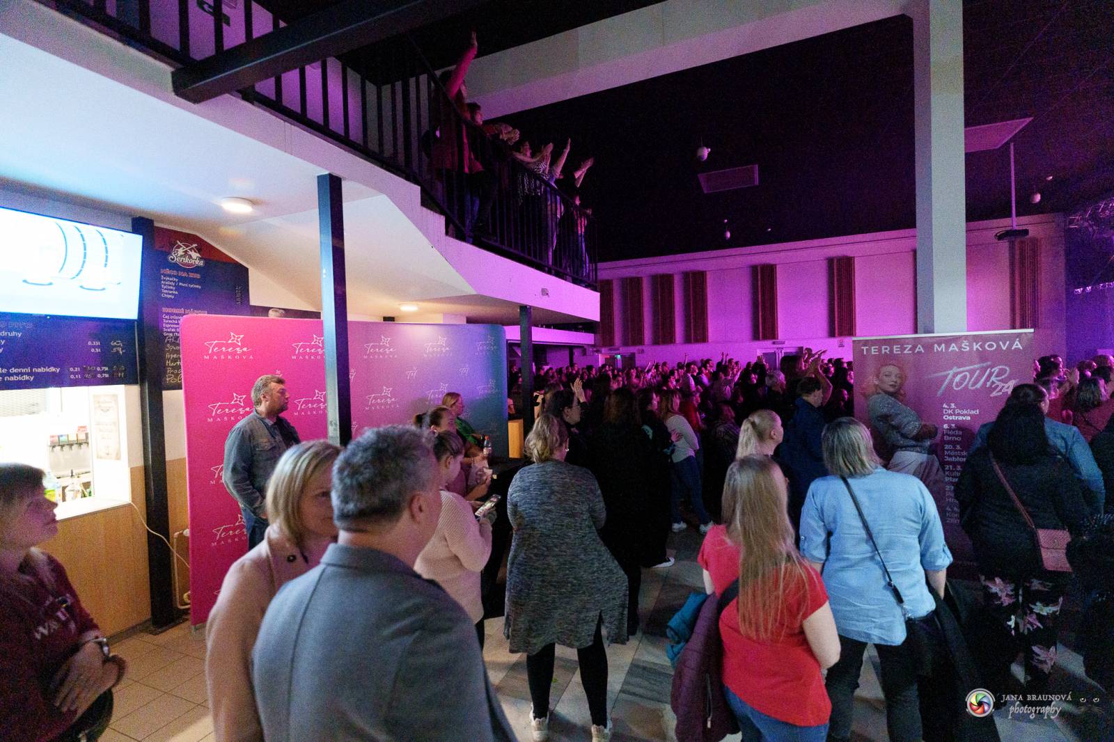 Plzeň zaplavila růžová. Tereza Mašková zvedla Šeříkovku ze židlí