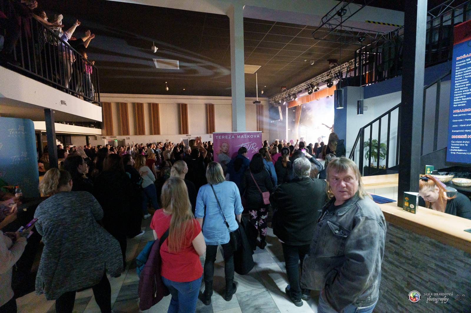 Plzeň zaplavila růžová. Tereza Mašková zvedla Šeříkovku ze židlí