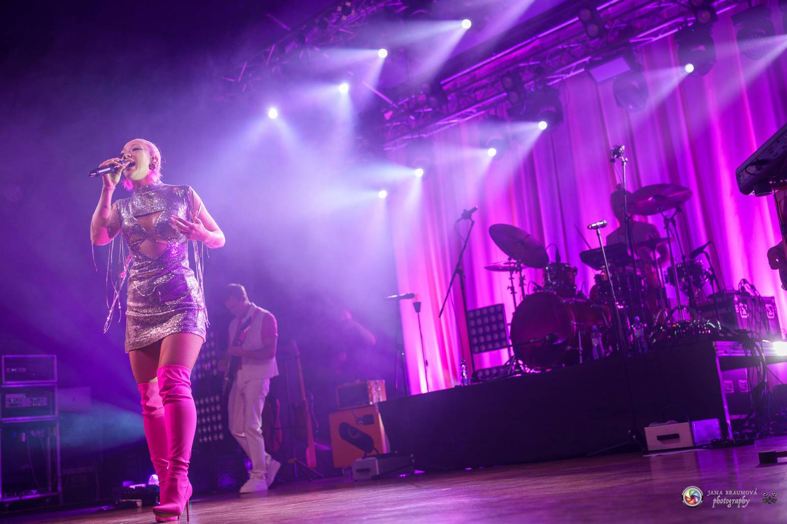 Plzeň zaplavila růžová. Tereza Mašková zvedla Šeříkovku ze židlí