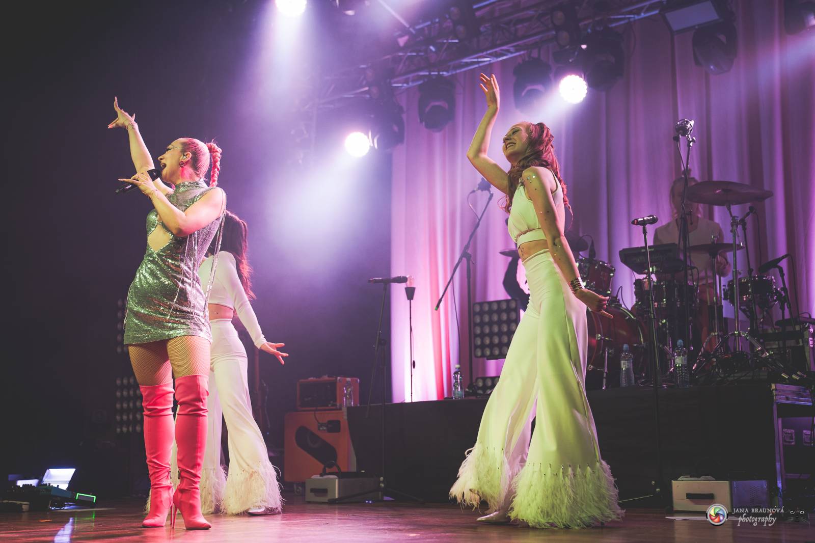 Plzeň zaplavila růžová. Tereza Mašková zvedla Šeříkovku ze židlí