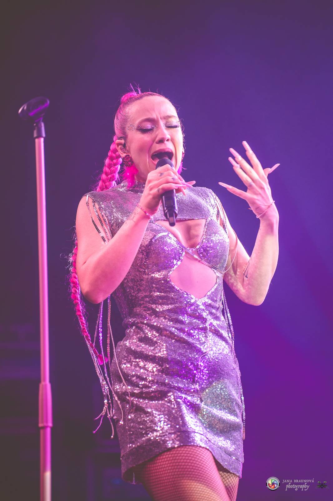 Plzeň zaplavila růžová. Tereza Mašková zvedla Šeříkovku ze židlí