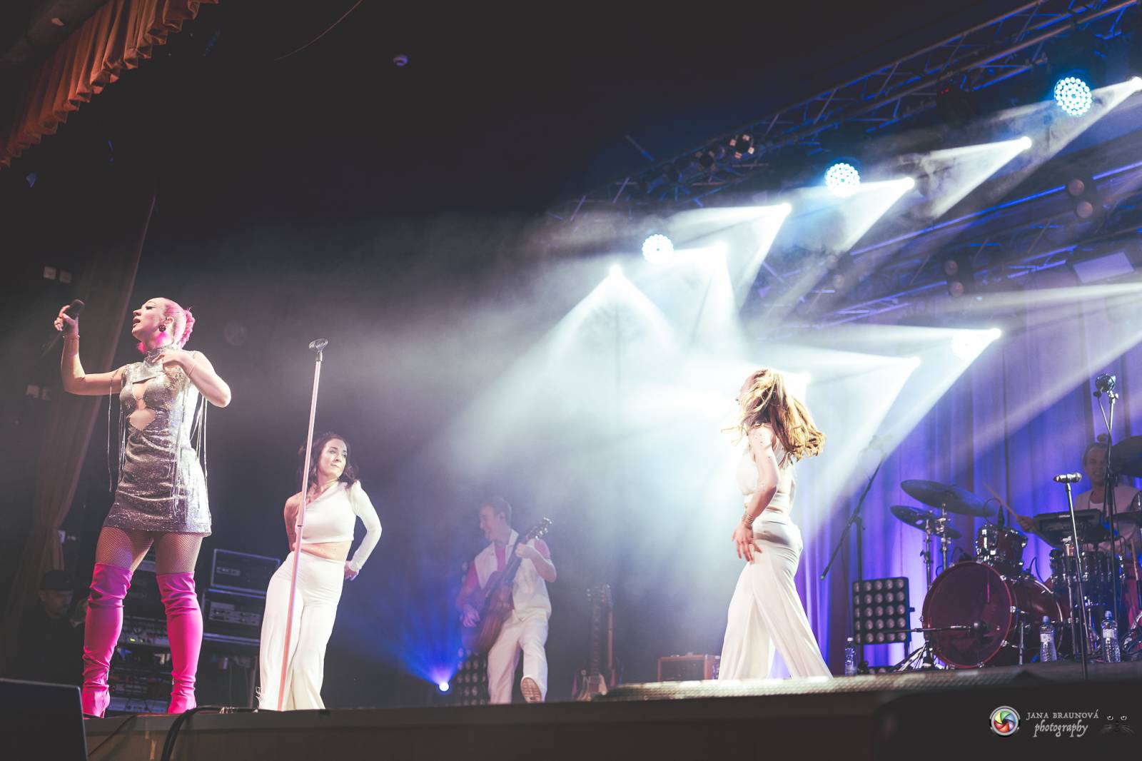 Plzeň zaplavila růžová. Tereza Mašková zvedla Šeříkovku ze židlí