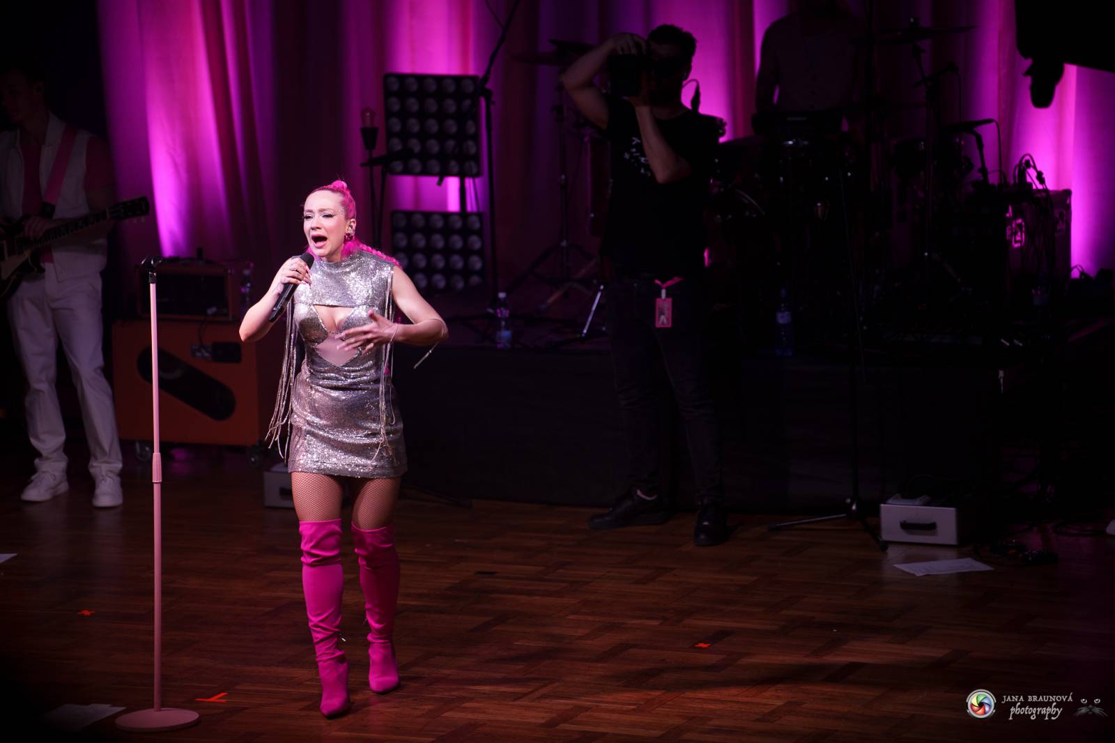 Plzeň zaplavila růžová. Tereza Mašková zvedla Šeříkovku ze židlí