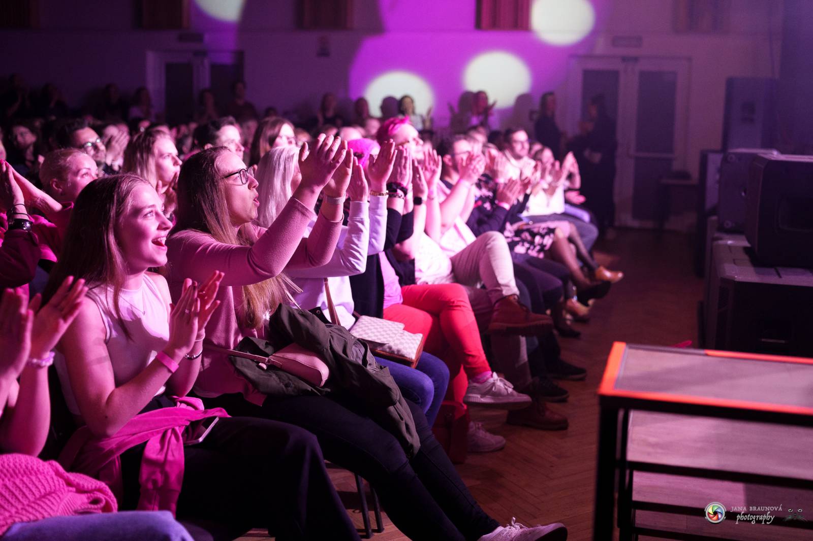 Plzeň zaplavila růžová. Tereza Mašková zvedla Šeříkovku ze židlí