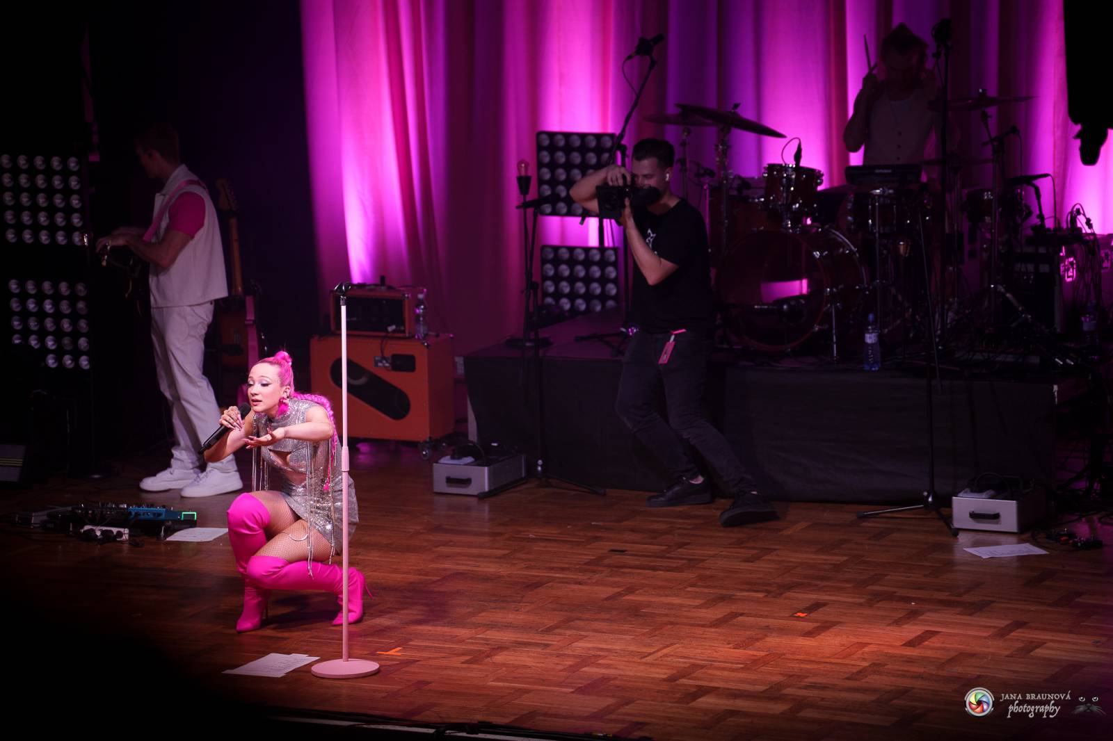 Plzeň zaplavila růžová. Tereza Mašková zvedla Šeříkovku ze židlí