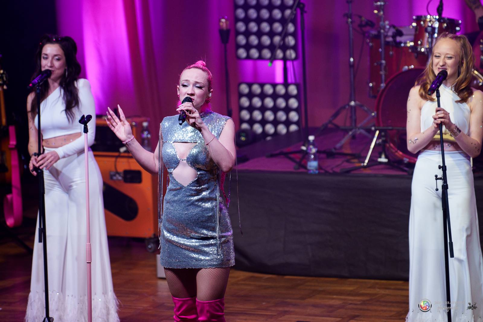 Plzeň zaplavila růžová. Tereza Mašková zvedla Šeříkovku ze židlí