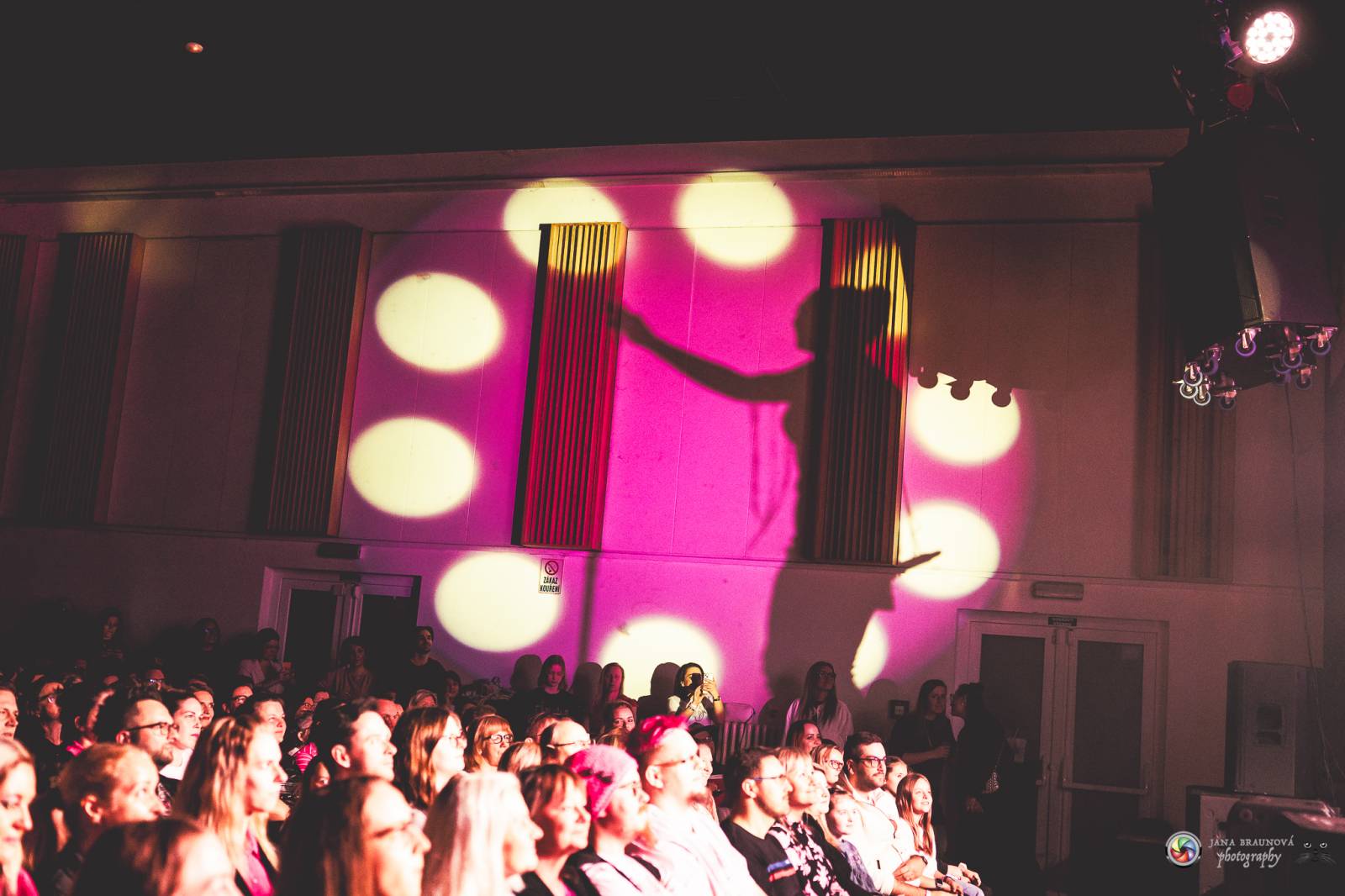 Plzeň zaplavila růžová. Tereza Mašková zvedla Šeříkovku ze židlí