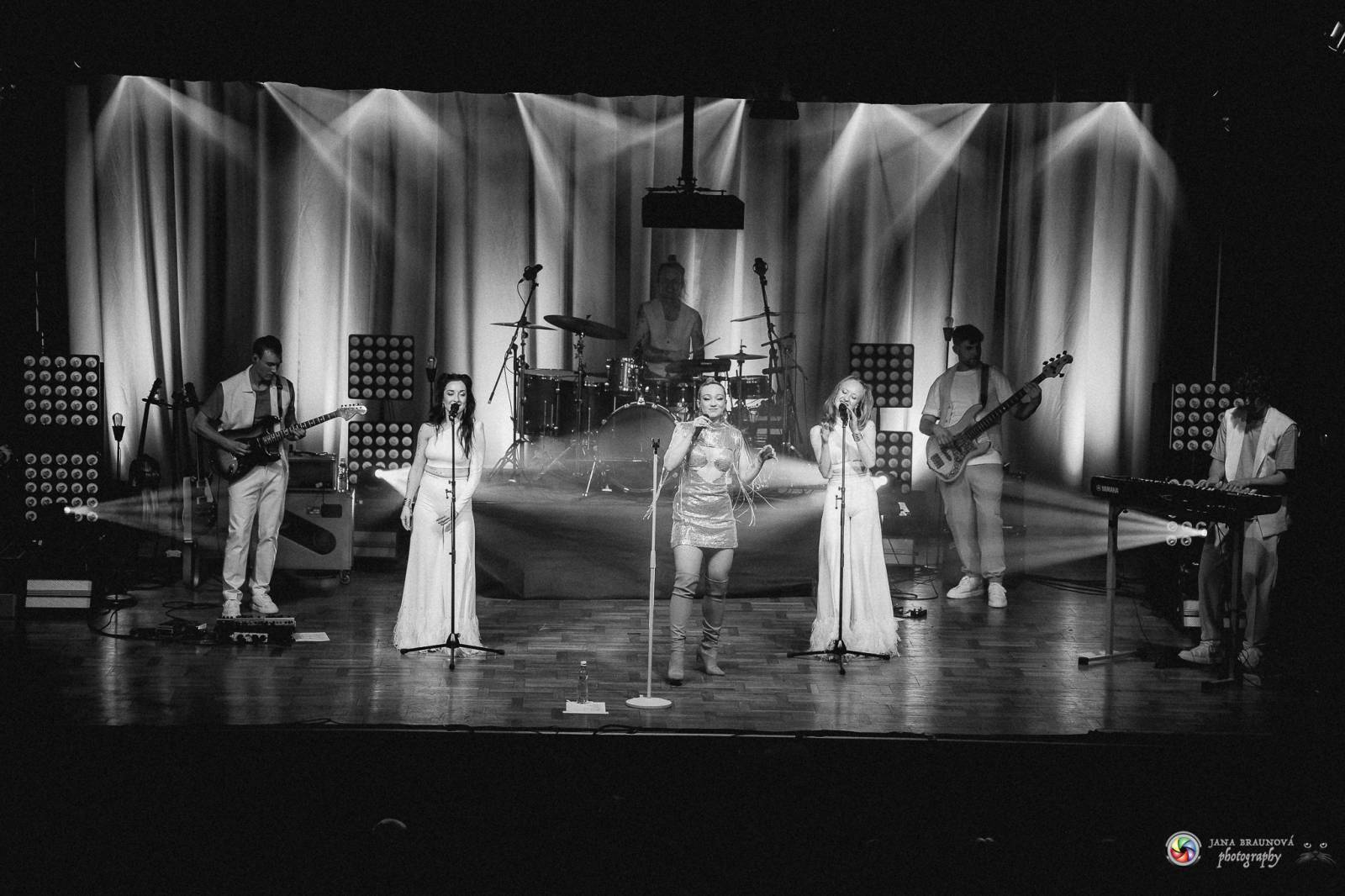 Plzeň zaplavila růžová. Tereza Mašková zvedla Šeříkovku ze židlí