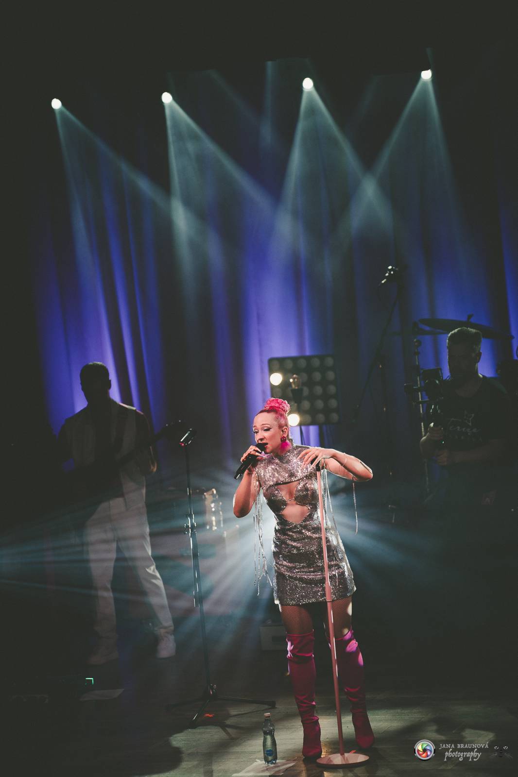 Plzeň zaplavila růžová. Tereza Mašková zvedla Šeříkovku ze židlí