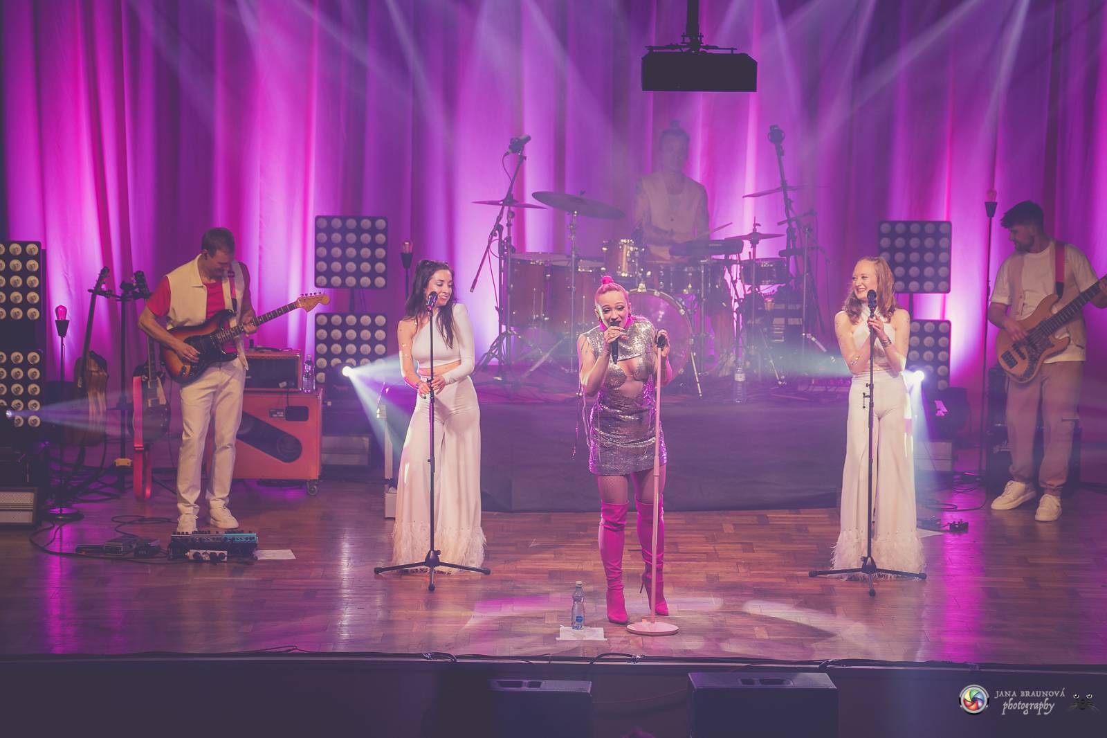 Plzeň zaplavila růžová. Tereza Mašková zvedla Šeříkovku ze židlí