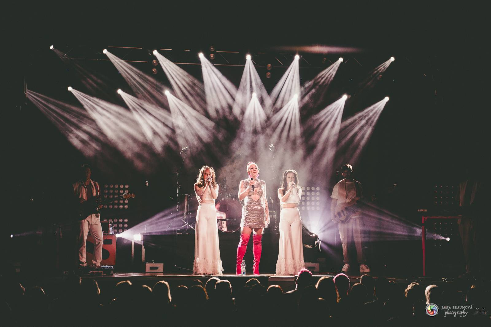 Plzeň zaplavila růžová. Tereza Mašková zvedla Šeříkovku ze židlí