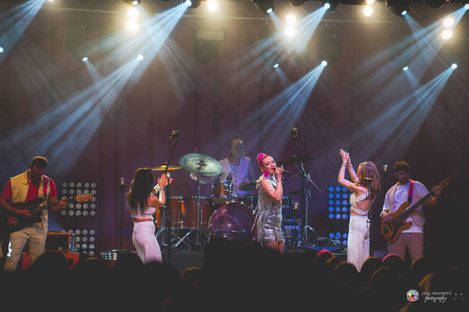 Plzeň zaplavila růžová. Tereza Mašková zvedla Šeříkovku ze židlí