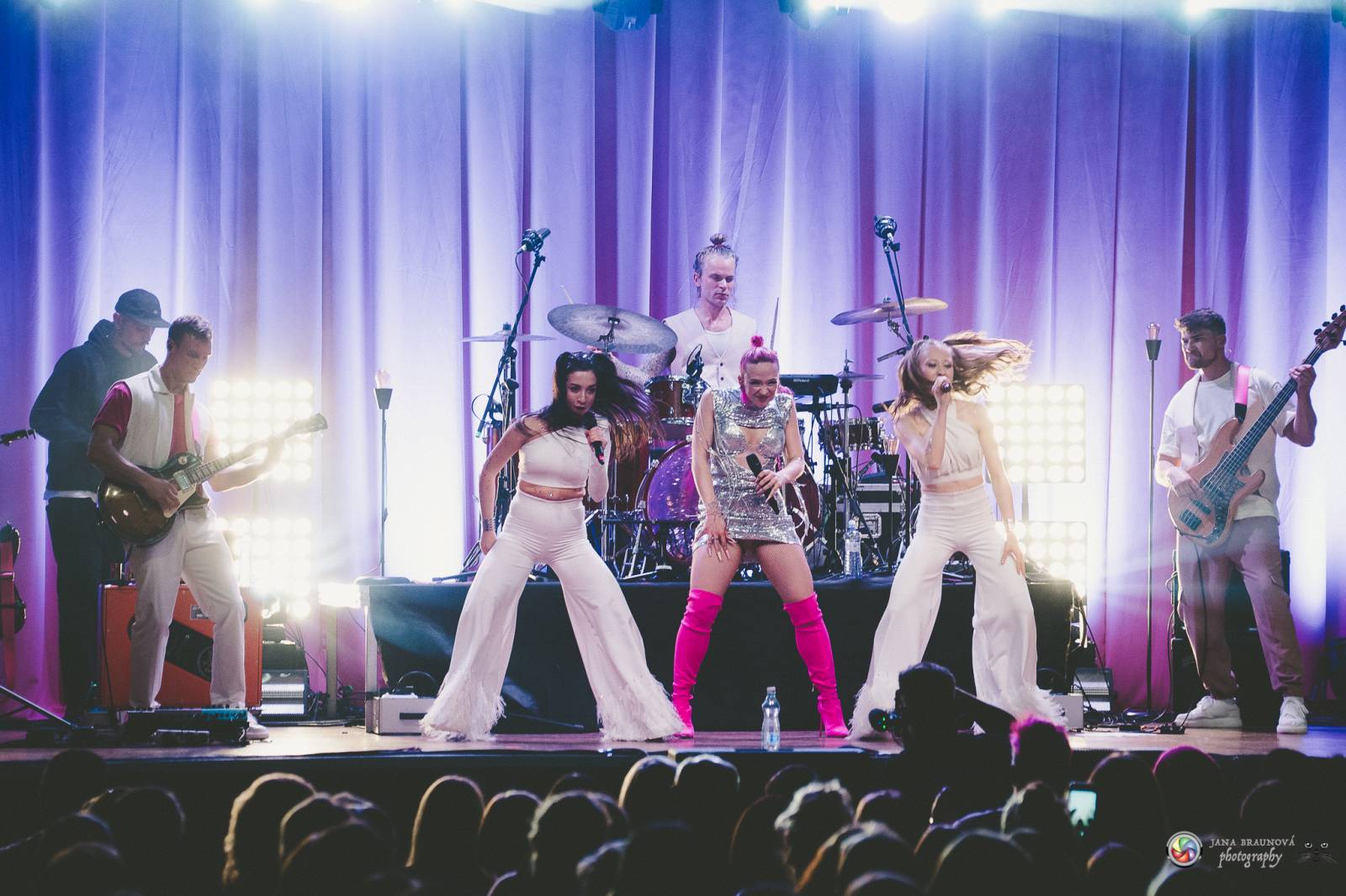 Plzeň zaplavila růžová. Tereza Mašková zvedla Šeříkovku ze židlí