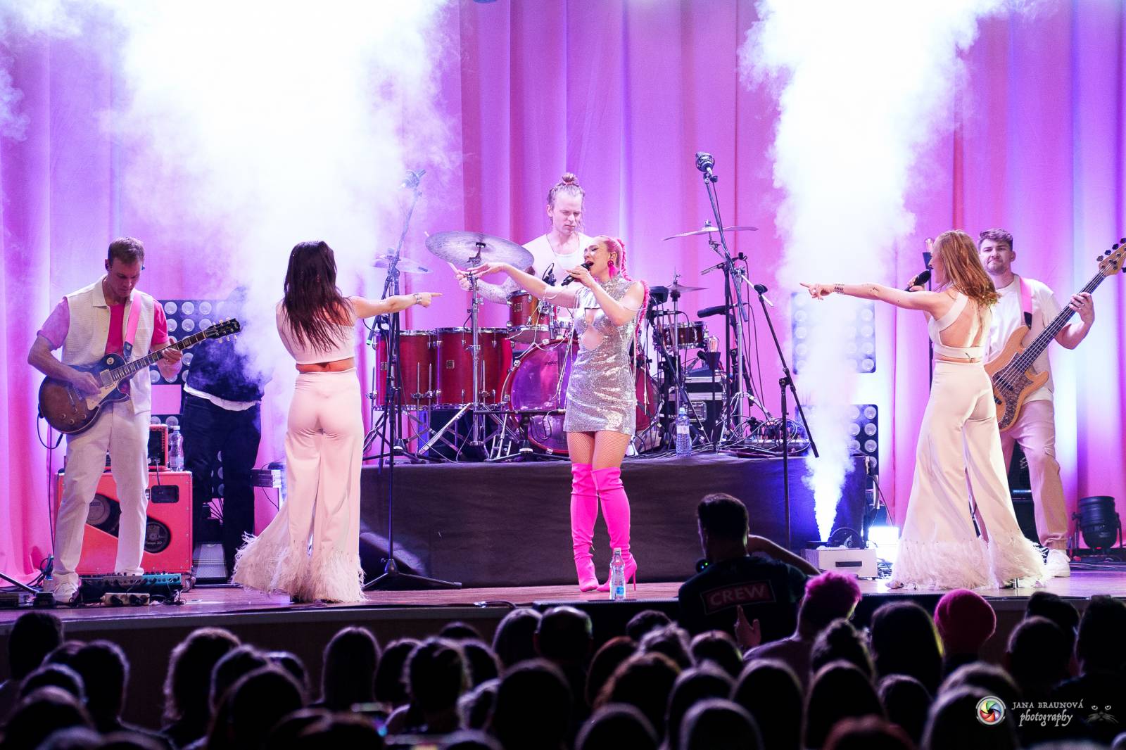 Plzeň zaplavila růžová. Tereza Mašková zvedla Šeříkovku ze židlí