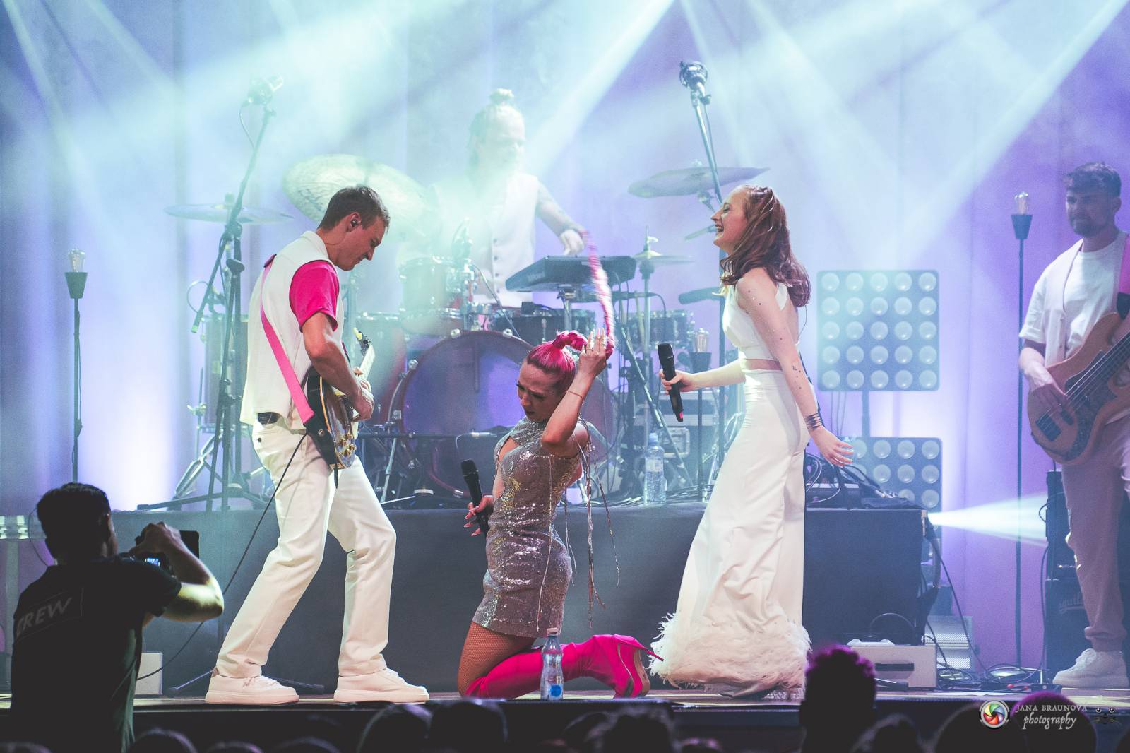 Plzeň zaplavila růžová. Tereza Mašková zvedla Šeříkovku ze židlí