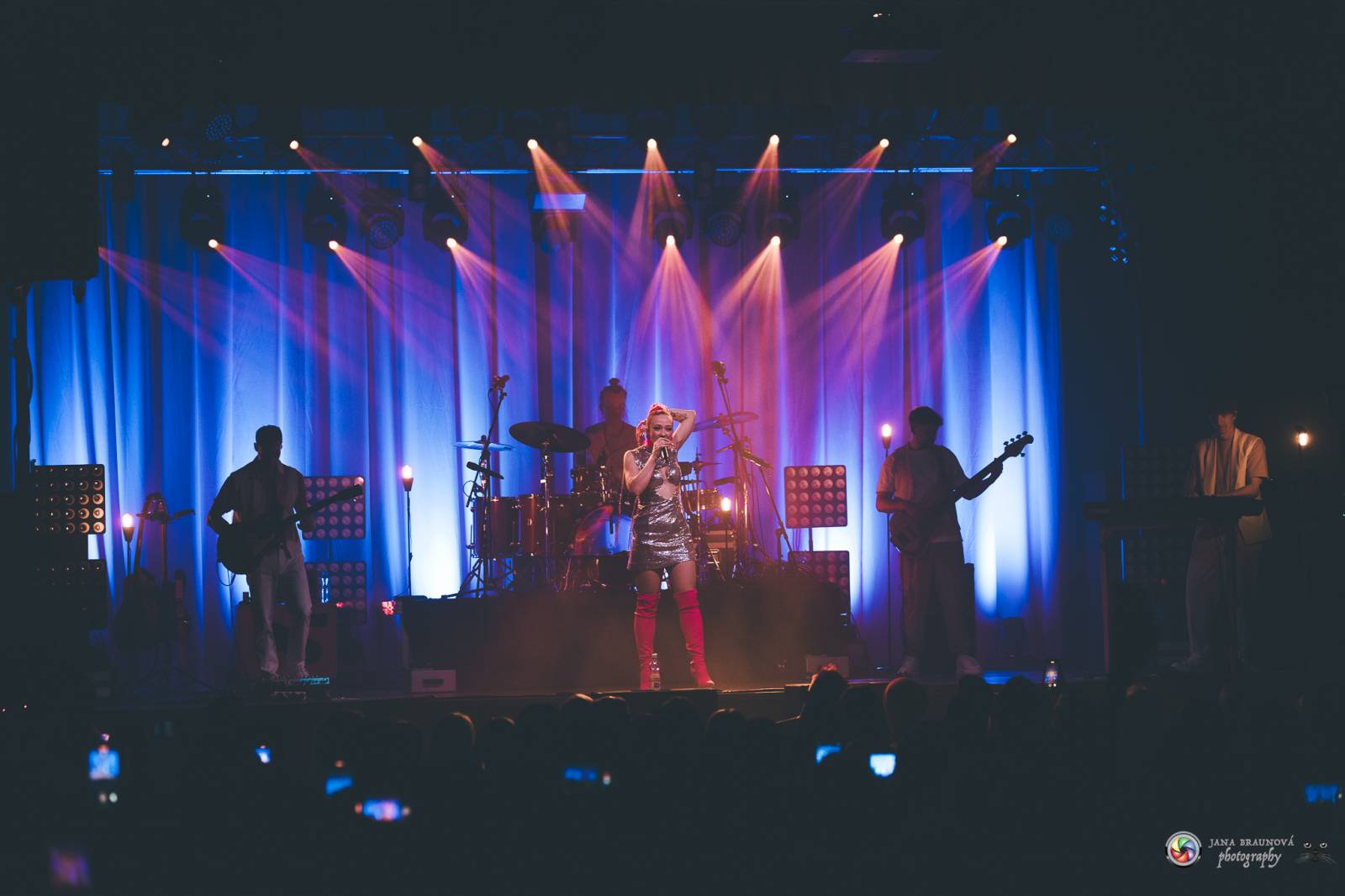 Plzeň zaplavila růžová. Tereza Mašková zvedla Šeříkovku ze židlí