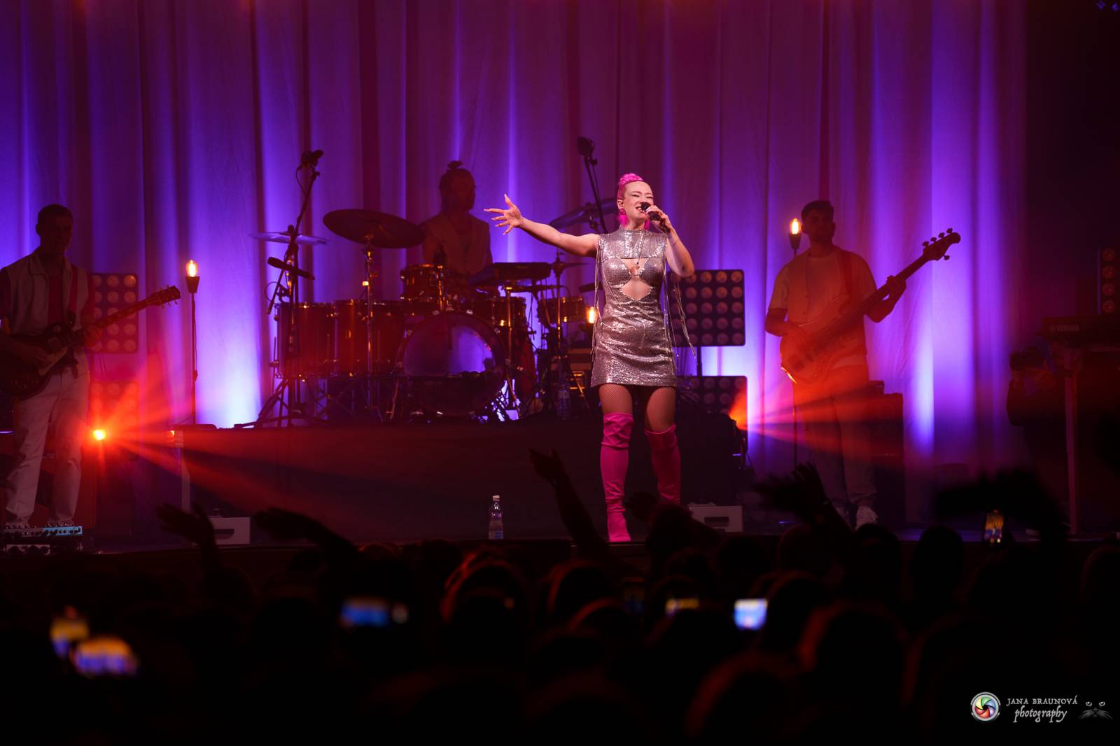 Plzeň zaplavila růžová. Tereza Mašková zvedla Šeříkovku ze židlí