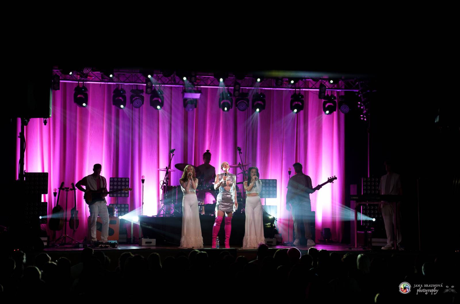 Plzeň zaplavila růžová. Tereza Mašková zvedla Šeříkovku ze židlí