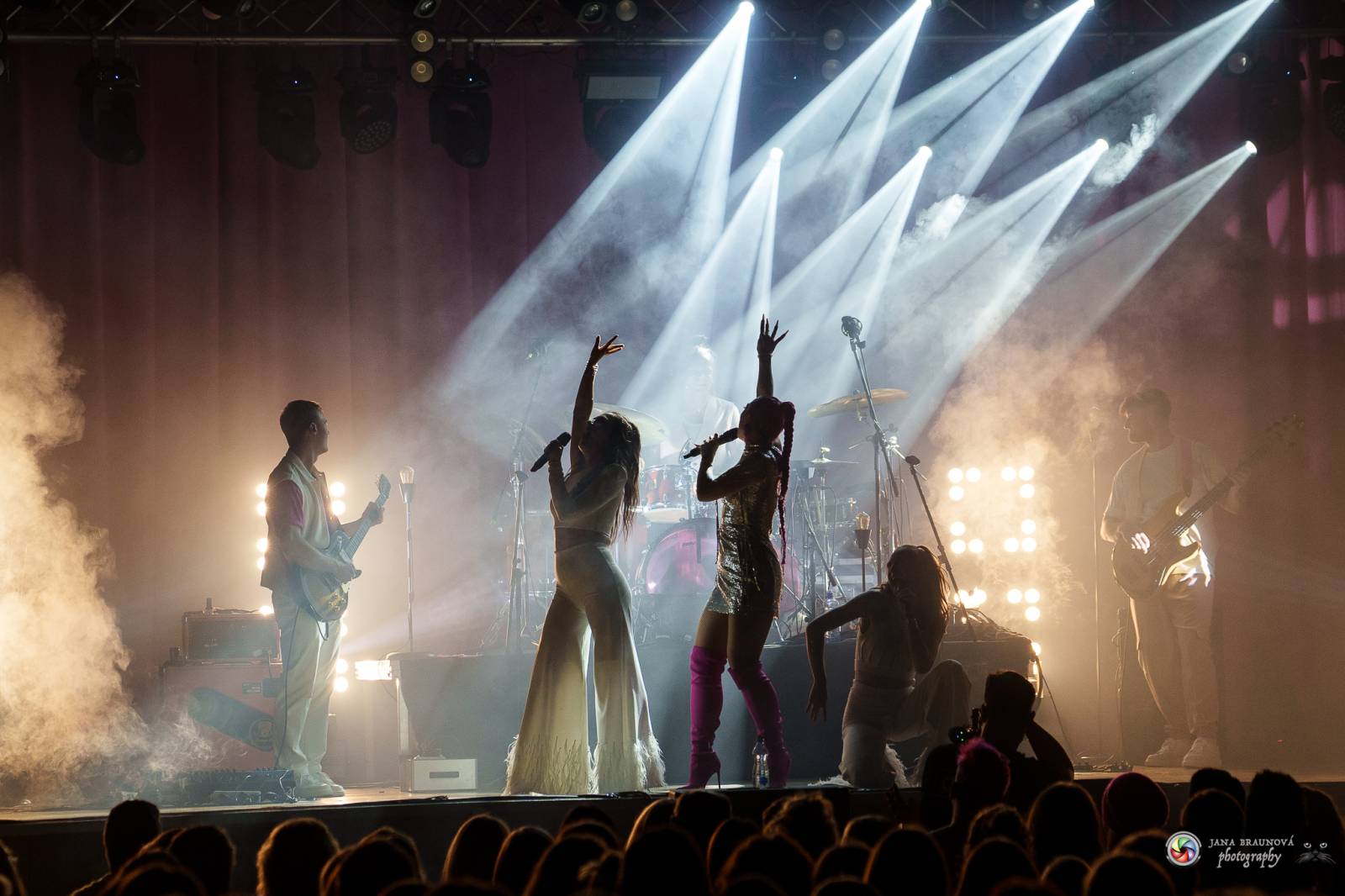 Plzeň zaplavila růžová. Tereza Mašková zvedla Šeříkovku ze židlí