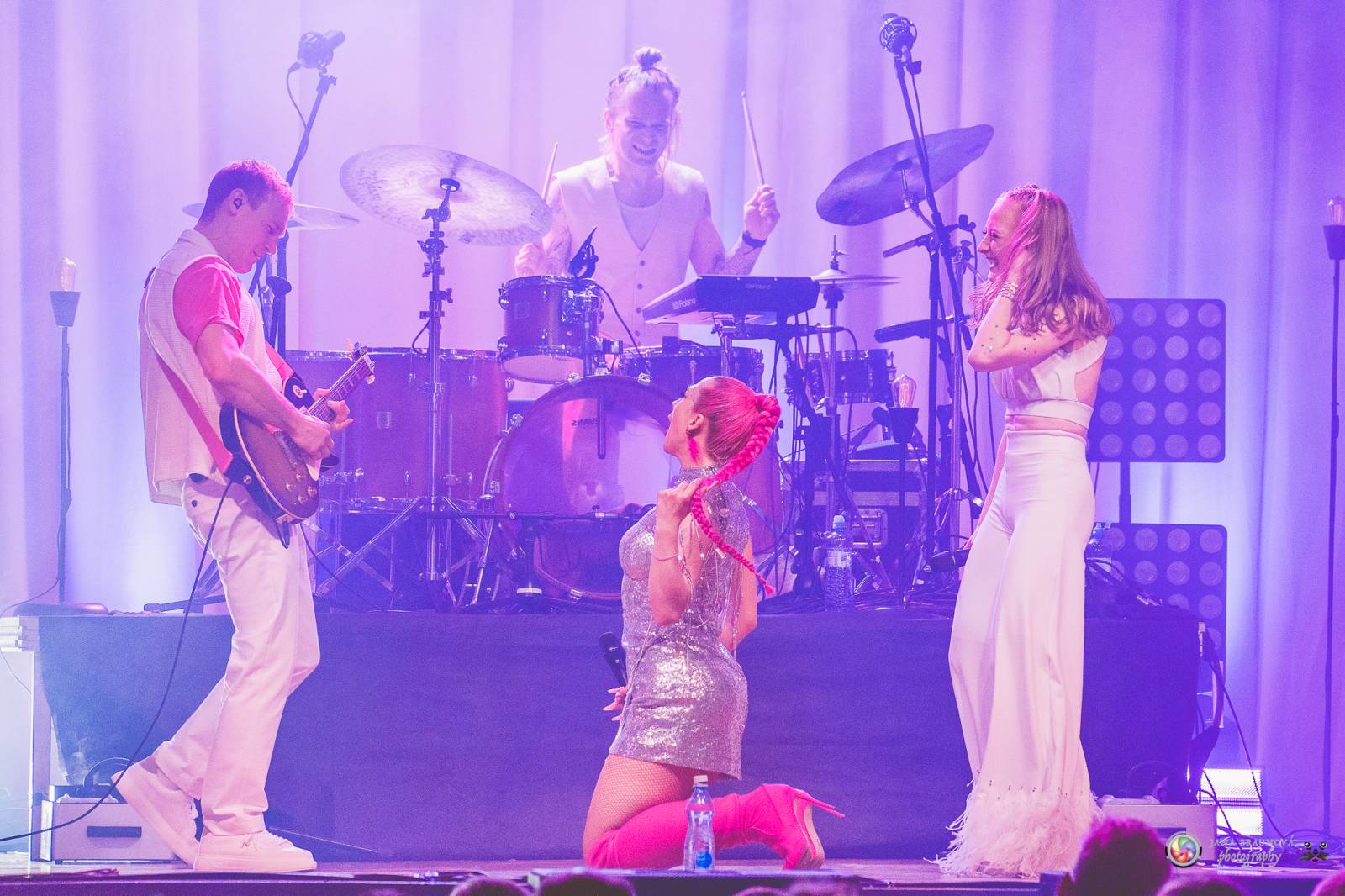 Plzeň zaplavila růžová. Tereza Mašková zvedla Šeříkovku ze židlí