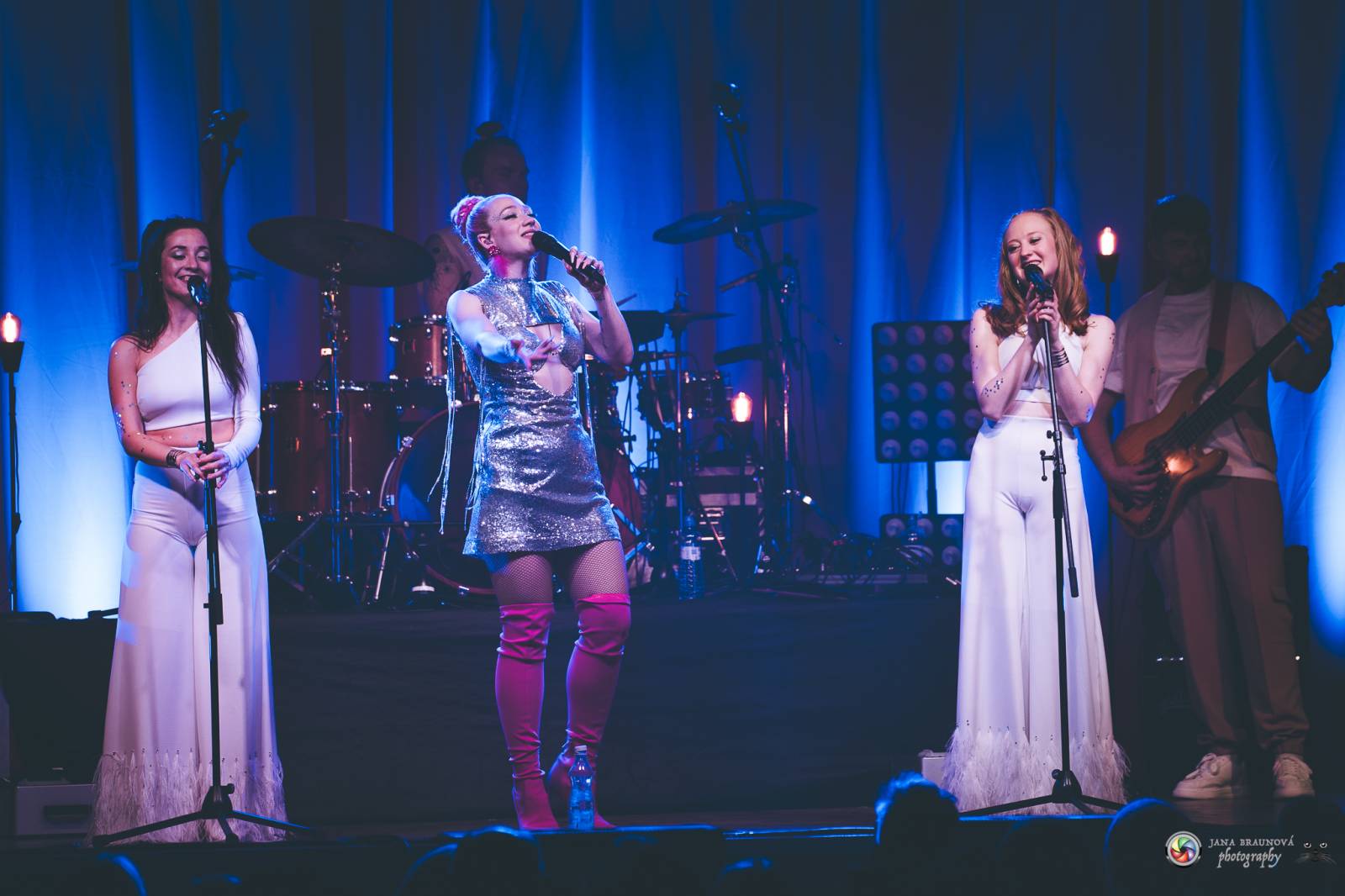 Plzeň zaplavila růžová. Tereza Mašková zvedla Šeříkovku ze židlí