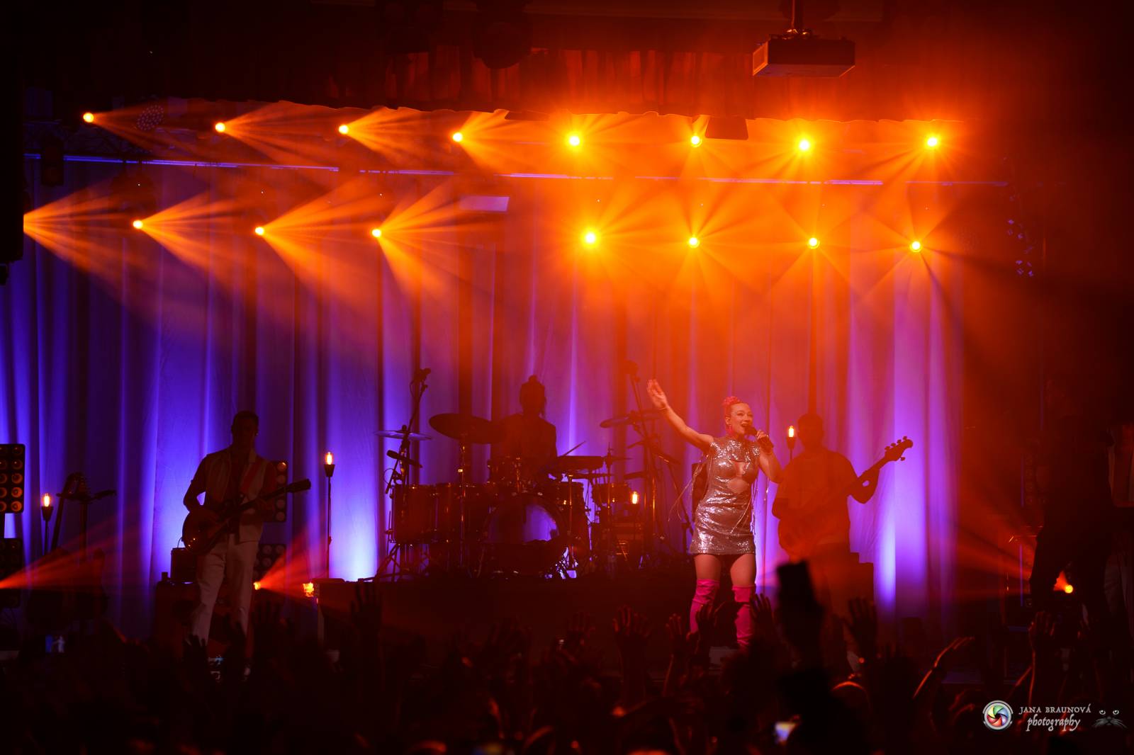 Plzeň zaplavila růžová. Tereza Mašková zvedla Šeříkovku ze židlí