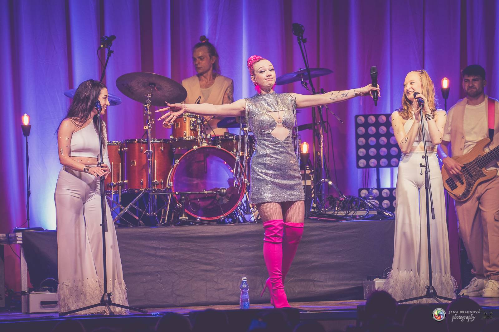 Plzeň zaplavila růžová. Tereza Mašková zvedla Šeříkovku ze židlí