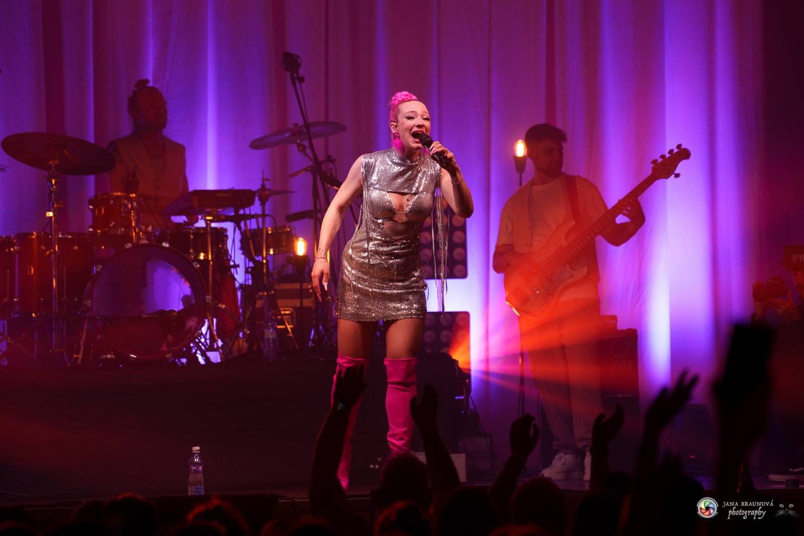 Plzeň zaplavila růžová. Tereza Mašková zvedla Šeříkovku ze židlí